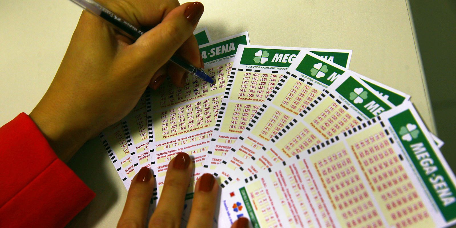 Mega-Sena acumula e prêmio principal chega a R$ 12 milhões