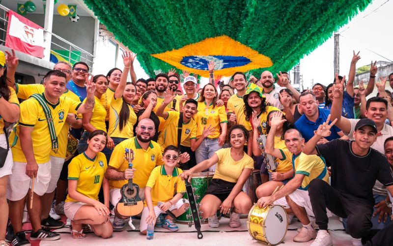 Eduardo Braga visita Rua 3 do Alvorada e participa de festa que mantém viva a tradição da Copa em Manaus