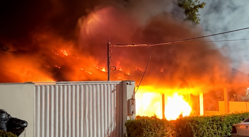 Desespero e correria: casa é destruída por incêndio na noite desta quinta-feira (11) em Manaus; veja vídeo