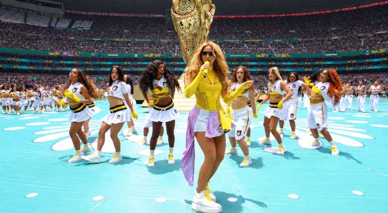 A bola nem tinha rolado, e Shakira já era o assunto mais comentado da Copa; veja o look que deu o que falar