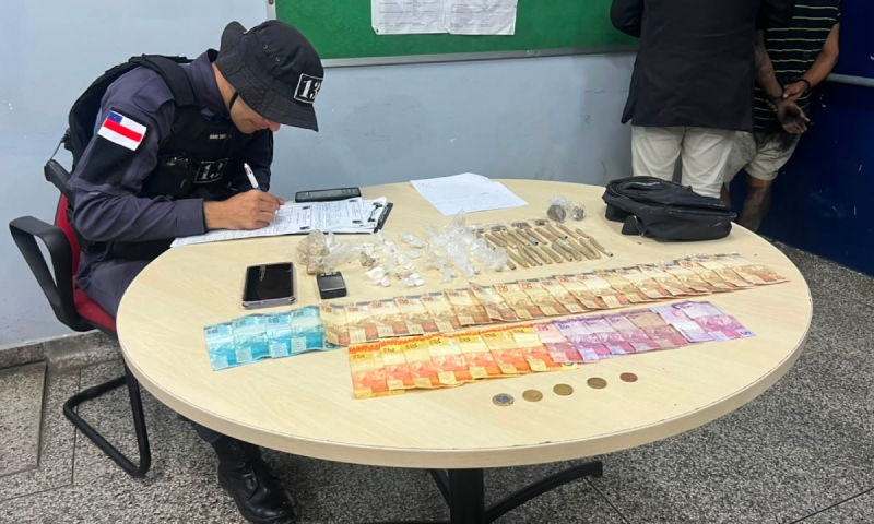 ‘Aviãozinho’ tenta fugir ao ver viatura, mas acaba preso com drogas e dinheiro no Tarumã