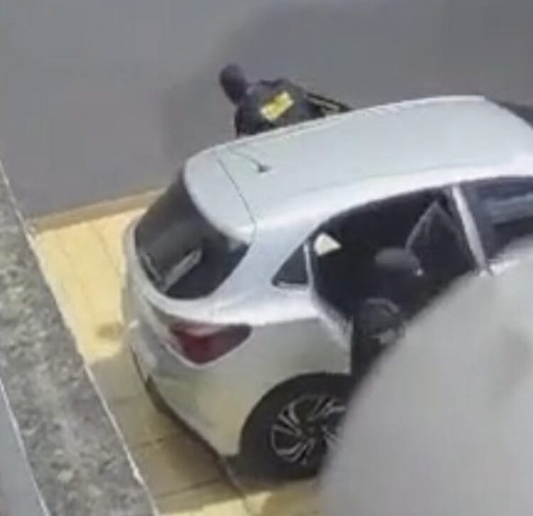 Criminosos se passam por policiais federais e roubam R$ 50 mil e joias de residência; veja vídeo