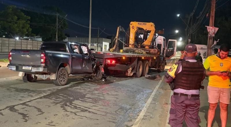 Empresário escapa da morte após bater picape na traseira de caminhão em Manaus