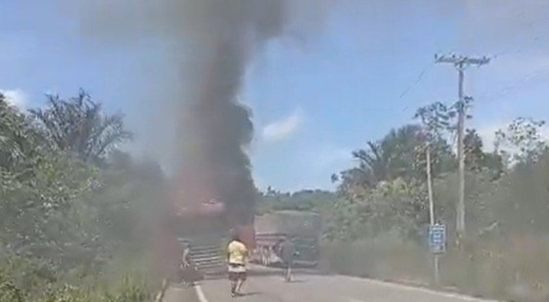 Carreta pega fogo, é destruída pelas chamas e causa bloqueio total na BR-174; veja vídeo