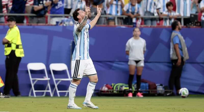 Messi vira maior artilheiro das copas e brilha na estreia da Argentina contra a Argélia
