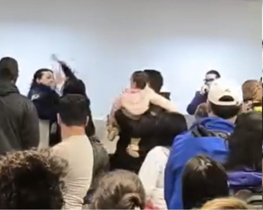 Barraco no aeroporto: passageira se descontrola e dá soco em funcionárias da Latam em Guarulhos; veja vídeo