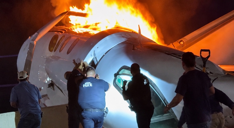 Imagens impressionam: avião cai em rodovia, atinge carro e deixa vítima fatal no Texas; veja vídeo