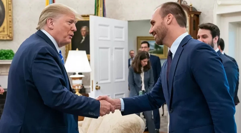 Eduardo Bolsonaro critica STF e diz que falará com Trump sobre condenação; veja vídeo