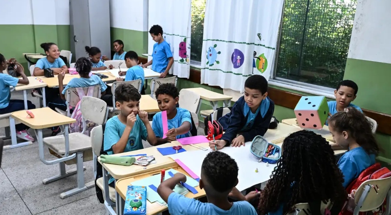 Governo anuncia aumento e fixa piso dos professores em R$ 5,1 mil