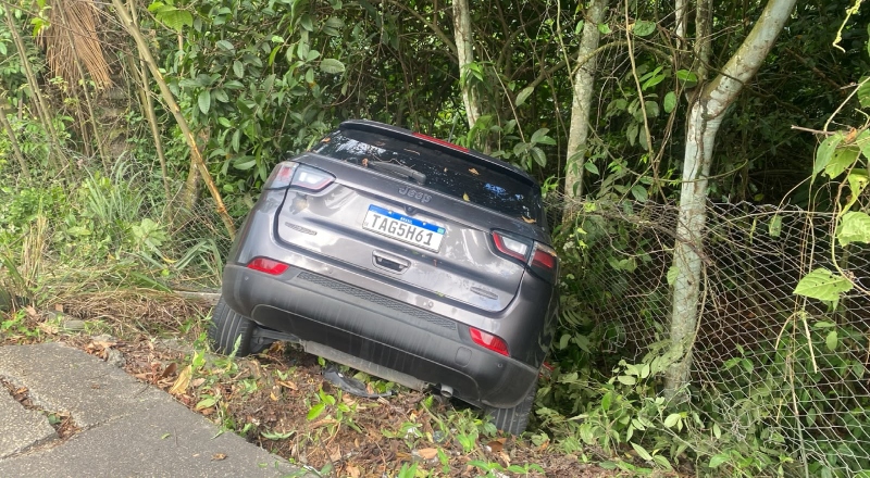Urgente: carro invade área de mata após motorista perder controle da direção no bairro Dom Pedro