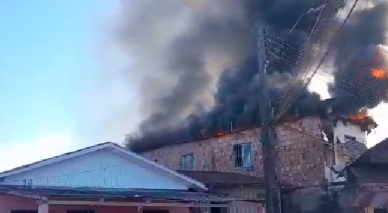 Incêndio assustador destrói residência inteira e causa pânico em Tefé; veja vídeo