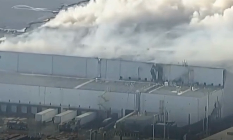 Prefeita de Los Angeles declara emergência após incêndio em armazém; veja vídeo