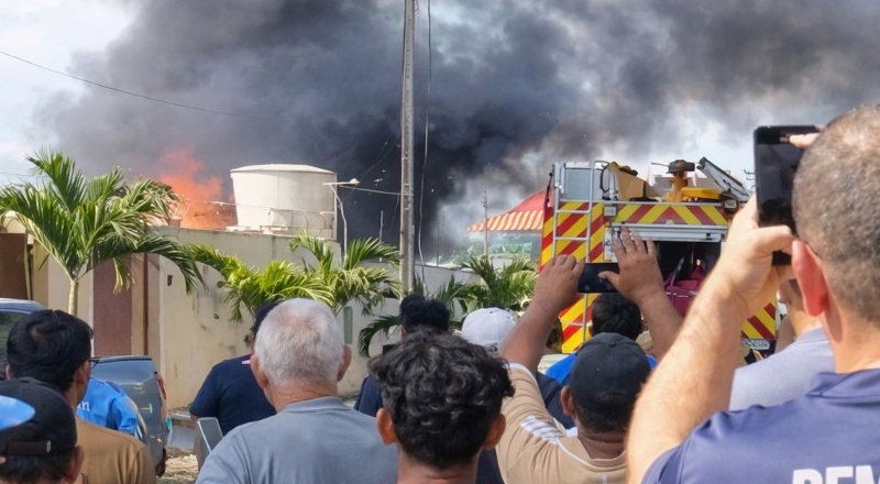 Moradores vivem momentos de tensão durante incêndio que destruiu casa em Parintins; veja vídeo