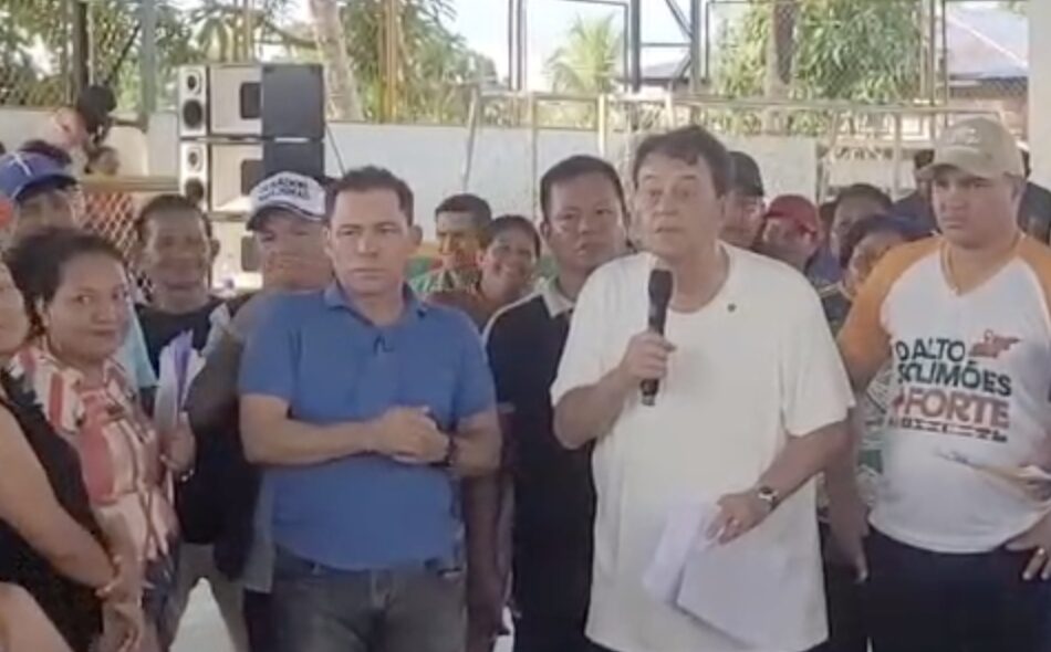 Senador Eduardo Braga “puxa a orelha” de vereador e é aplaudido pela população em Benjamin Constant; veja vídeo