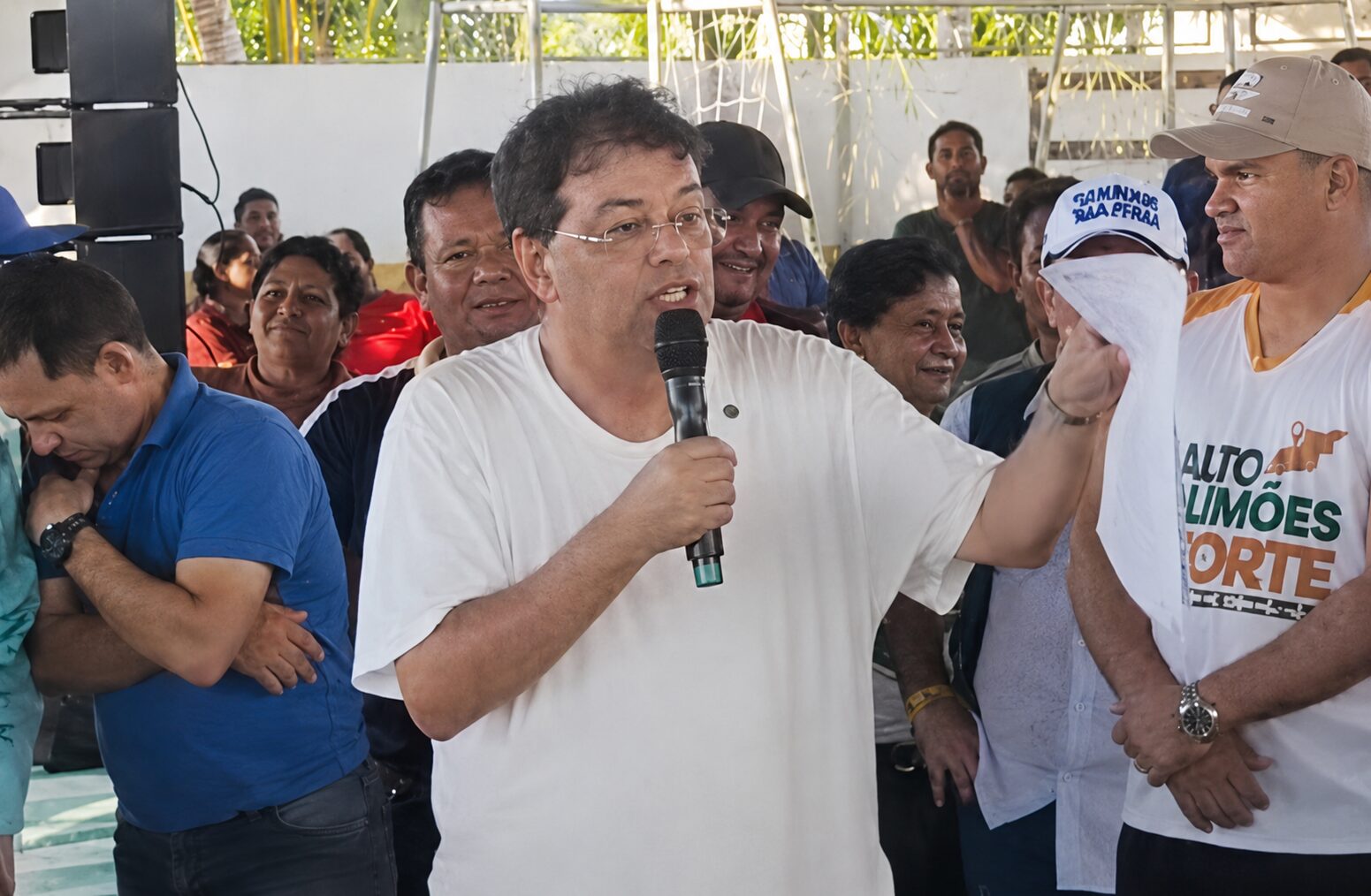 Senador Eduardo Braga “puxa a orelha” de vereador e é aplaudido pela população em Benjamin Constant; veja vídeo