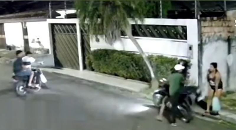 Mãe de criança autista é assaltada em Manaus e faz apelo desesperado por arquivos médicos do filho; veja vídeo