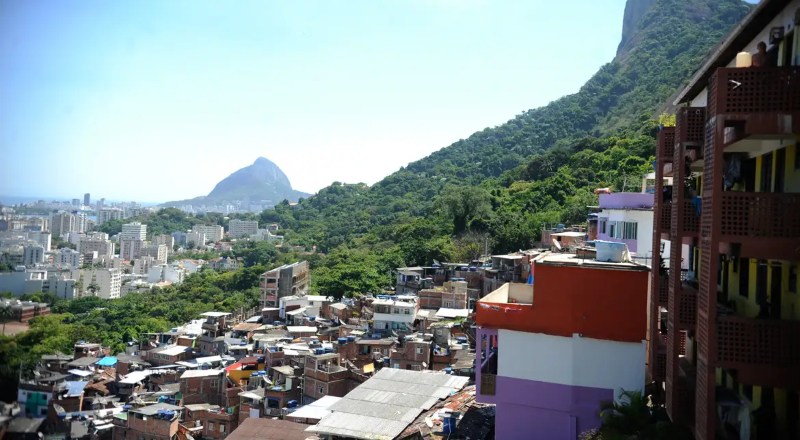 Moradores e turistas enfrentam momentos de terror durante operação na comunidade Dona Marta
