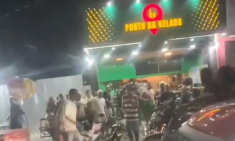 Tudo filmado: jovem envolvido em briga generalizada é executado em frente ao Ponto da Gelada; veja vídeo