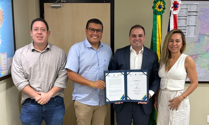 Governador Roberto Cidade assina ordem de serviço para obras de pavimentação em Barcelos