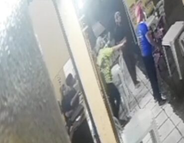 Funcionários do Ponto do Kikão são flagrados agredindo cliente em Manaus; veja vídeo