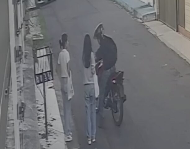 Terror em plena luz do dia: veja momento que duas mulheres são assaltadas por motociclista em Manaus