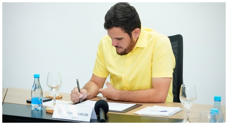 Prefeito Renato Junior assina progressões salariais para 7.616 servidores da Semed, Semsa e Semef e reforça valorização dos servidores públicos