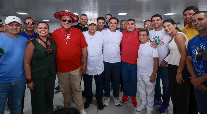 Eduardo Braga chega a Parintins para prestigiar o Festival e entregar novos investimentos
