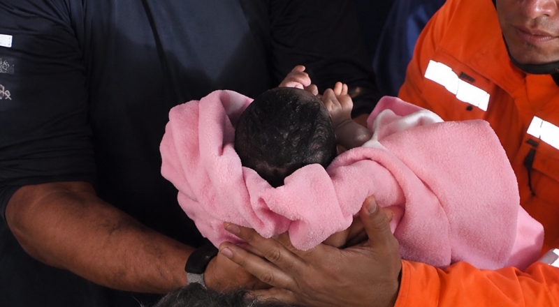 Bebê de 18 dias é resgatado após passar 32 horas sob os escombros na Venezuela; veja vídeo