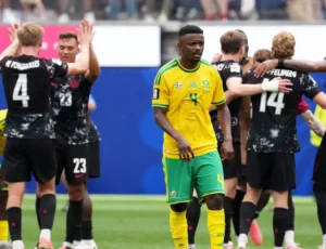 Com gol no final, Canadá avança às oitavas da Copa