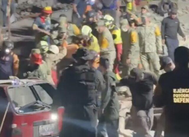 Emocionante: criança sobrevive a terremoto e se recusa a deixar os escombros sem a mãe; veja vídeo