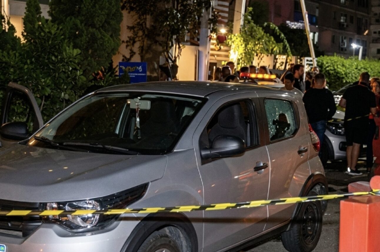 Imagens fortíssimas: veja o momento em que execução a tiros de fuzil deixa três mortos