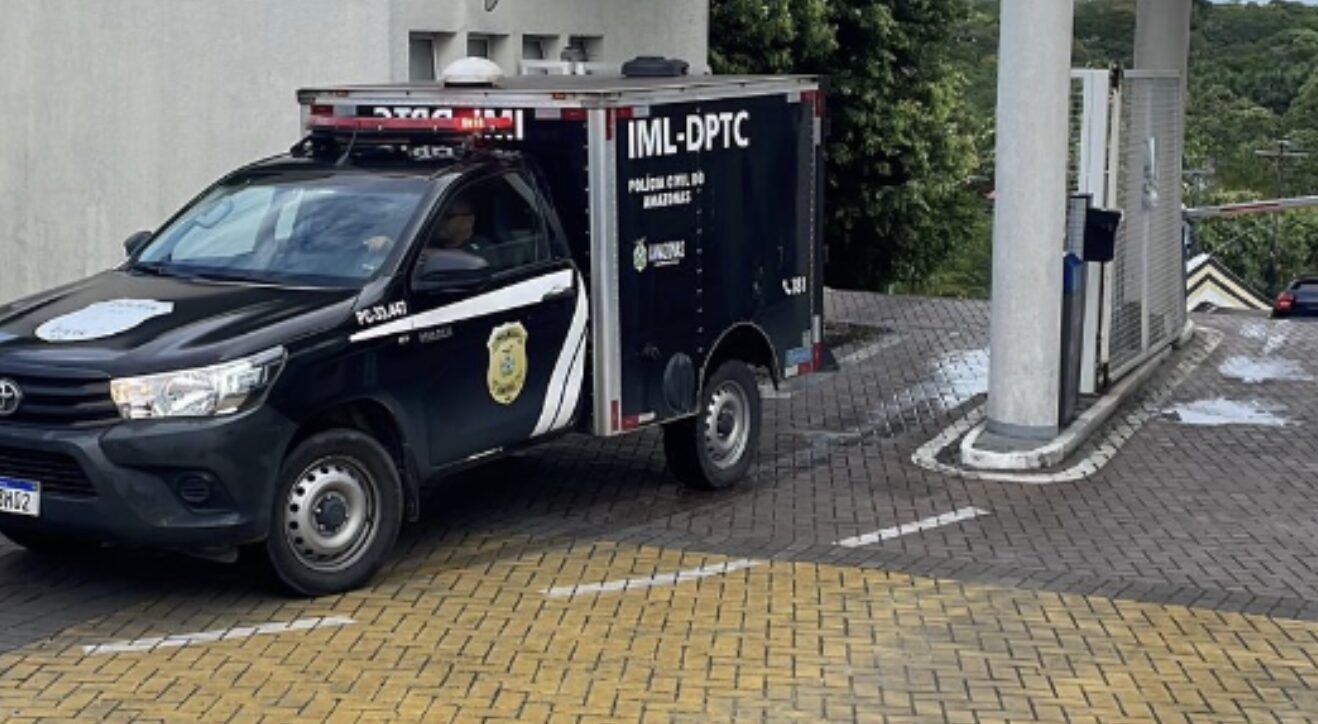 EXCLUSIVO: veja o momento em que carro do IML leva o corpo da criança que caiu de prédio no P10