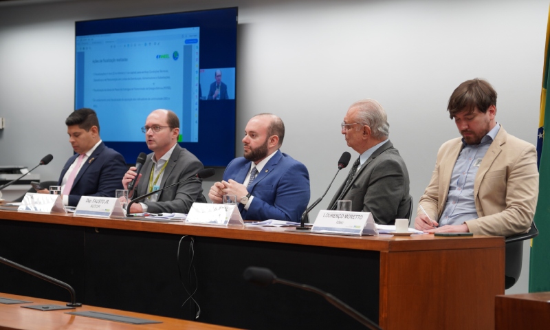 Deputado Fausto Jr. cobra respostas da Âmbar Energia durante audiência pública sobre crise energética no Amazonas