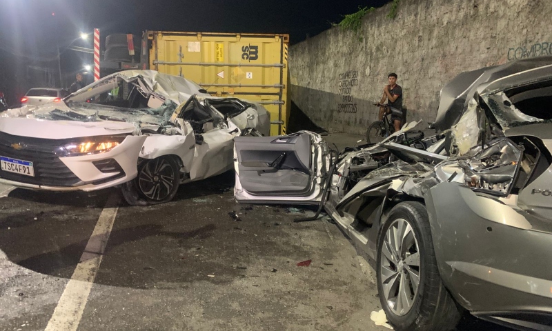 “Foi um milagre”: vítimas de acidente com carreta sobrevivem e são hospitalizadas em Manaus; veja vídeos