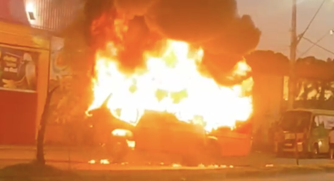 Caos em Manaus: Amarelinhos incendeiam micro-ônibus e ameaçam novos protestos pela cidade; veja vídeo