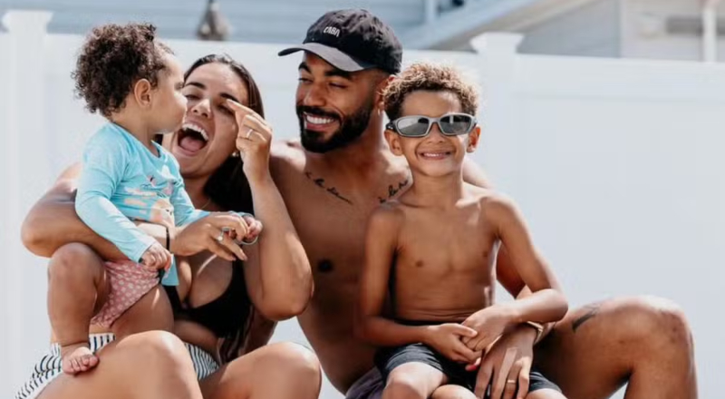 Matheus Cunha relaxa com a família antes de encarar a Noruega nas oitavas