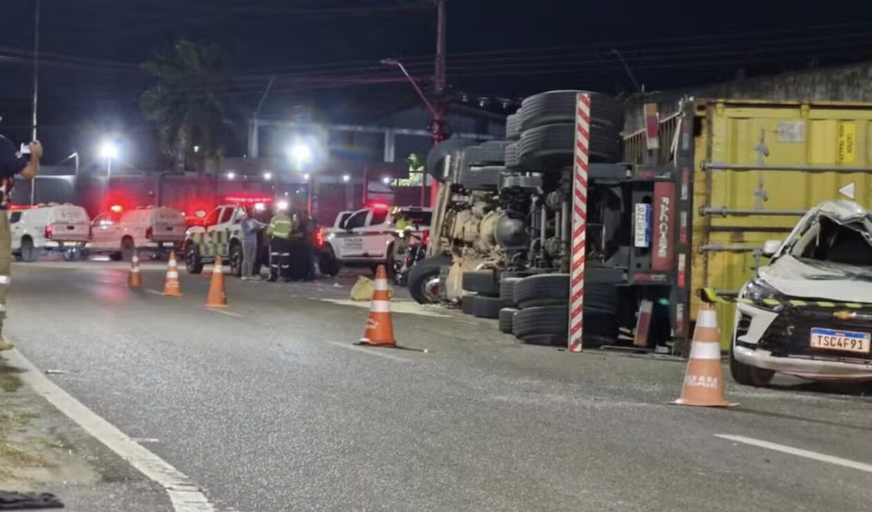 Carreta continua tombada e interdita avenida das Torres; retirada só deve ocorrer durante a noite