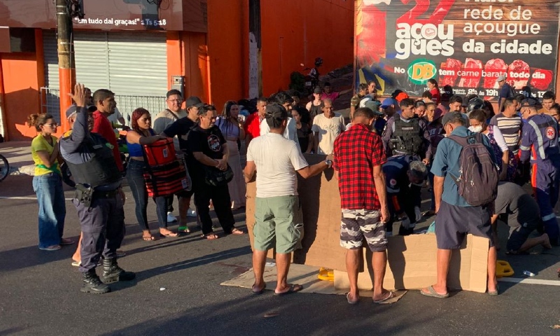 Urgente: passageira de motoqueiro de app fica gravemente ferida em acidente no T1, em Manaus; veja vídeo