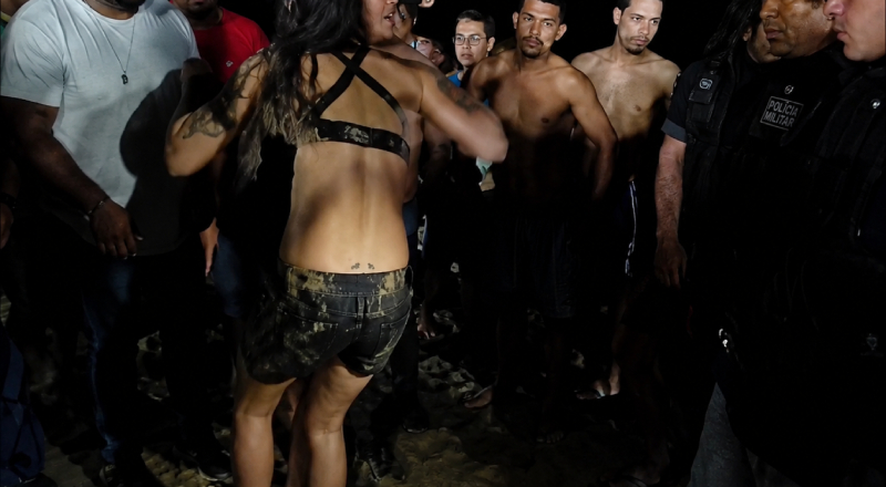 Casal pula no Rio Negro para escapar de ataque a tiros durante festa em lancha em Manaus; veja vídeo
