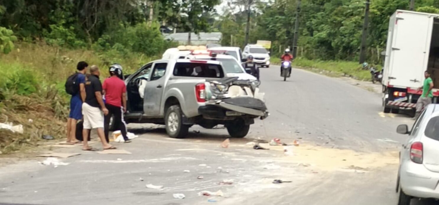 Urgente: Hilux fica destruída após bater de frente com caminhão na AM-010; veja vídeo