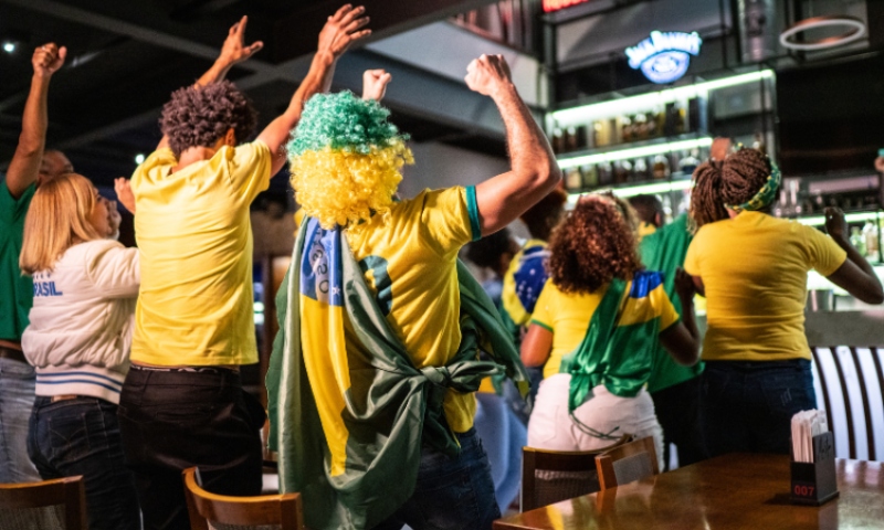 Com o Brasil nas oitavas, bares e restaurantes projetam salto de 20% no faturamento