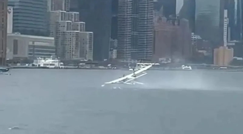 Hidroavião com 10 pessoas faz pouso forçado no East River, em Nova York, veja vídeo