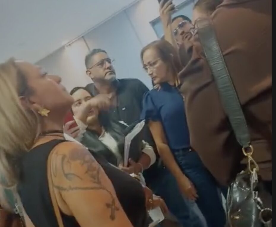 Confusão na SEAS: funcionários fazem barraco após demissões e cobram respostas de Roberto Cidade; veja vídeo