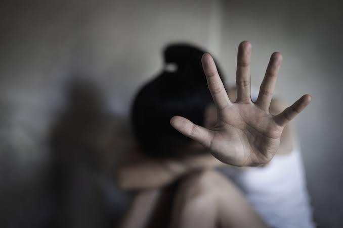 Populares amarram e espancam homem acusado de estupro de vulnerável no bairro Cidade de Deus