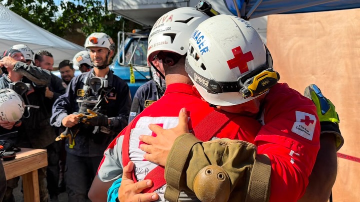 Boa notícia em meio aos caos: Sobrevivente é resgatado com vida após mais de 114 horas sob escombros na Venezuela; veja vídeo