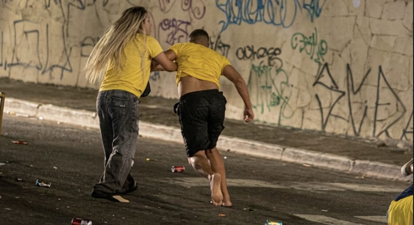 Torcedores brigam em restaurante após eliminação do Brasil; veja vídeo