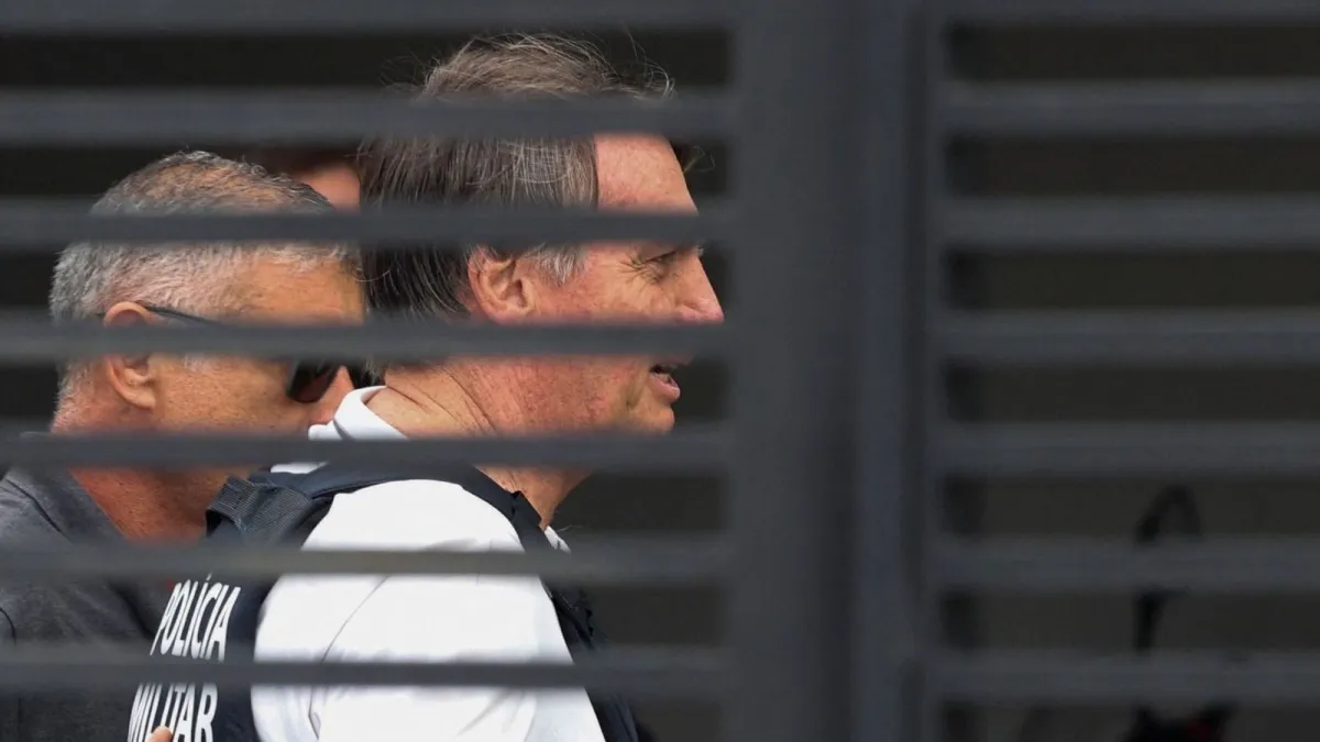 PF cumpre mandado de busca na casa de Jair Bolsonaro em Brasília; defesa critica operação