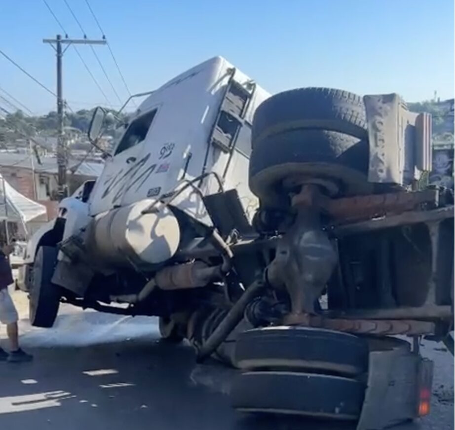 Cenas impressionantes: contêiner se solta de carreta e cai no meio da pista no bairro Monte das Oliveiras