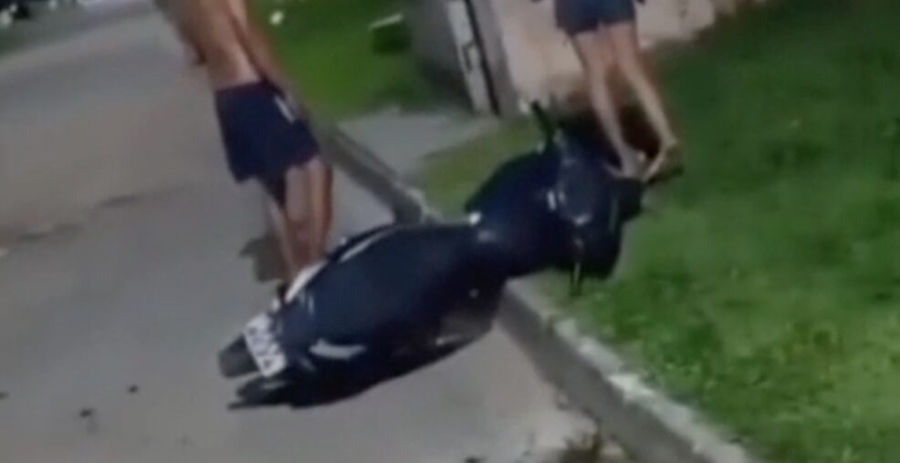 Imagens fortíssimas: mulher perde o controle da moto e morre após colidir contra poste de energia no Amazonas