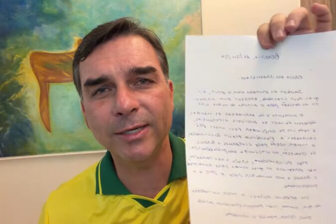 Flávio Bolsonaro lê carta de Jair Bolsonaro e pede união da direita: “deixar diferenças de lado”; veja vídeo